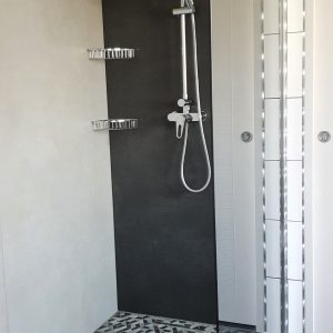 Douche à l'italienne avec sol en mosaïque